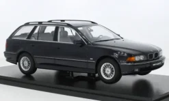 BMW 5er (E39) Touring, dunkelblau, 1:18, Triple 9 Collection