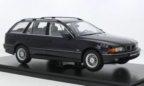 BMW 5er (E39) Touring, dunkelblau, 1:18, Triple 9 Collection