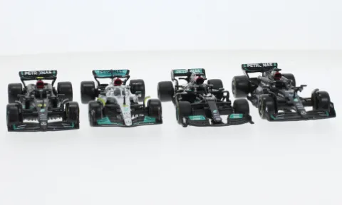 Mercedes 4er Set: Mercedes AMG Formula 1, Formel 1, Mercedes AMG Petronas Formula One Team, Petronas, 1:43, Bburago