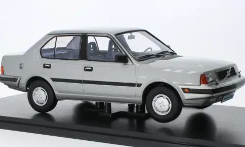 Volvo 360, silber, 1987, 1:18, Triple 9 Collection